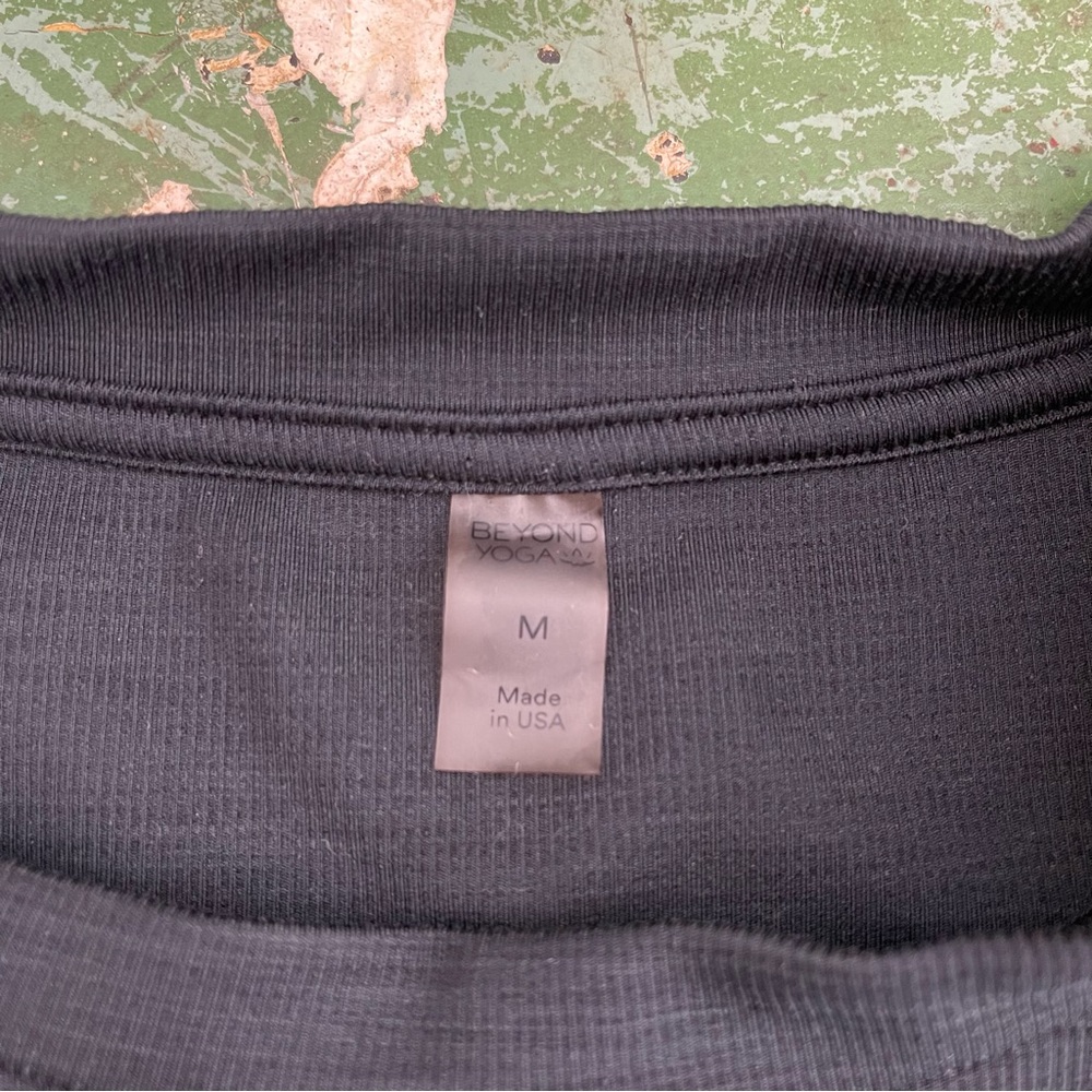 Beyond Yoga Heather Rib Groove Long Sleeve Twist Cropped Top Black Heather Sz M - Picture 13 of 16